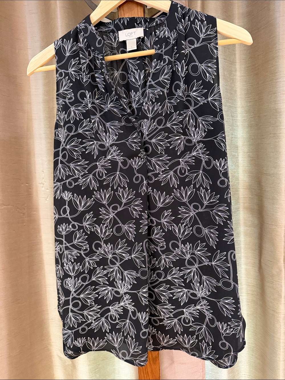 LOFT Black Sleeveless Floral-Print Blouse with White Outline